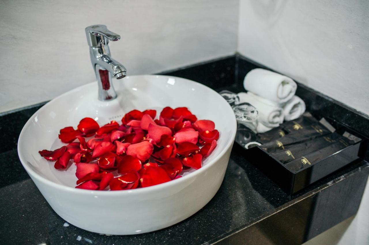 White Crown Hotel Ха Лонг Екстериор снимка