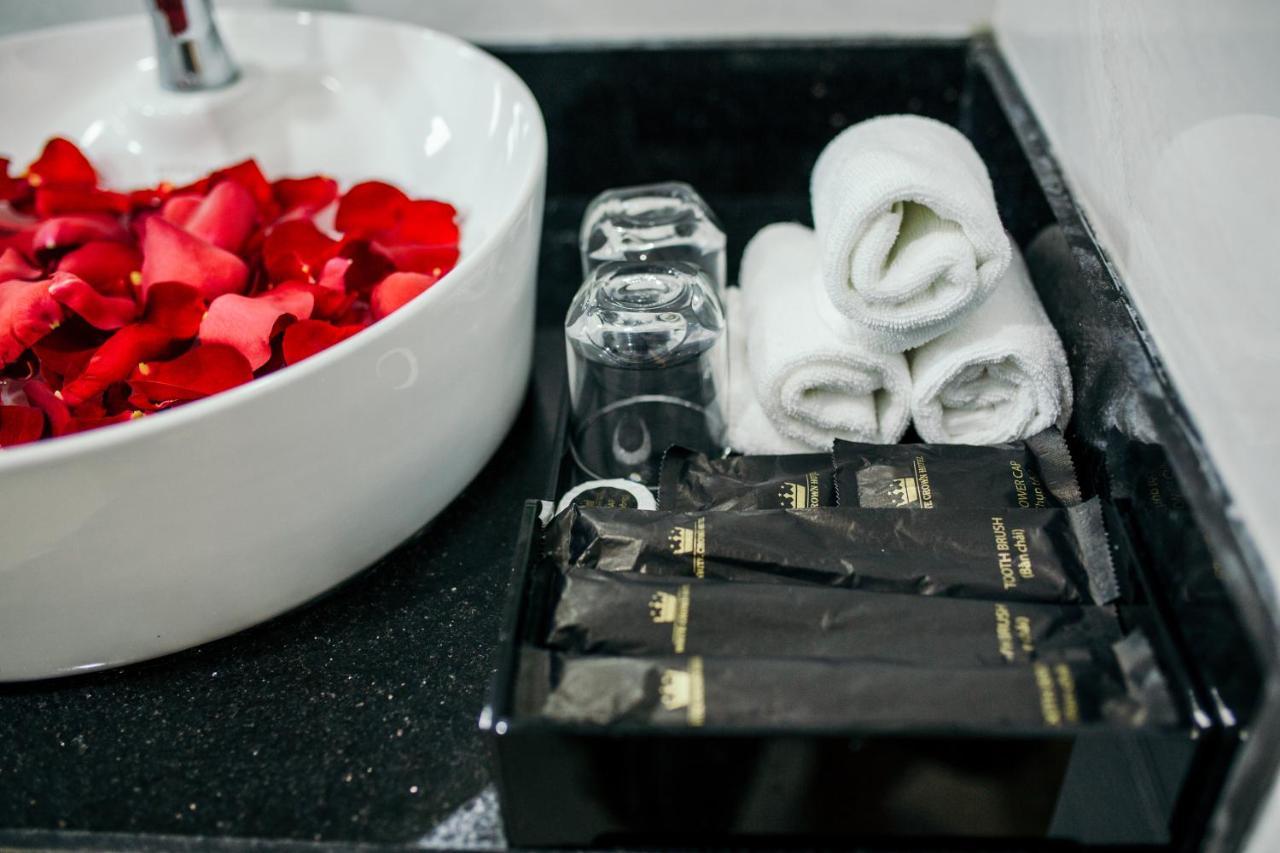 White Crown Hotel Ха Лонг Екстериор снимка