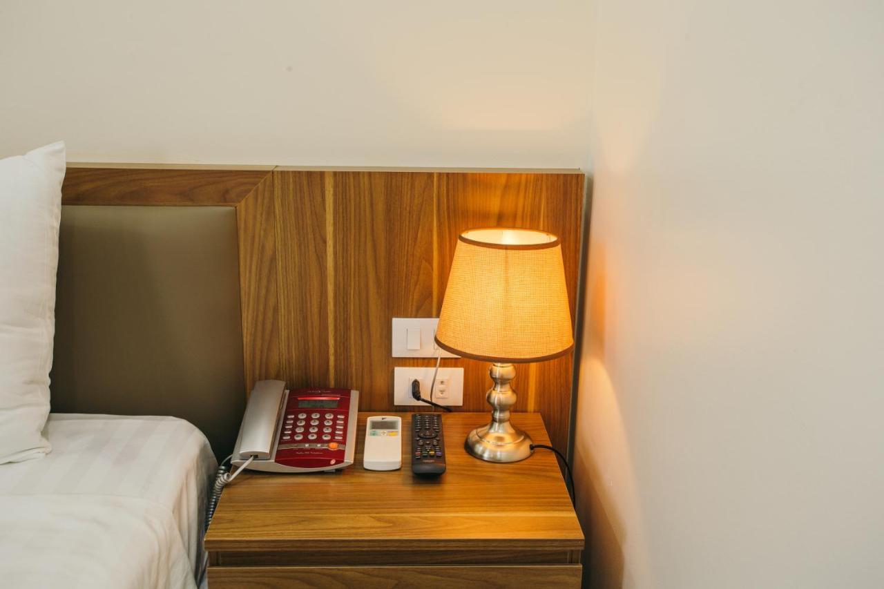White Crown Hotel Ха Лонг Екстериор снимка